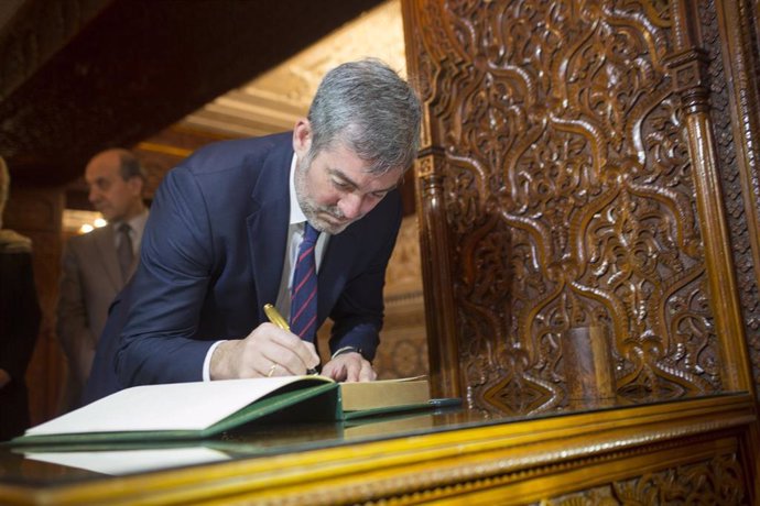 Archivo - El presidente de Canarias, Fernando Clavijo, firmando en el libro de visitas del Parlamento marroquí en una visita al país alauí