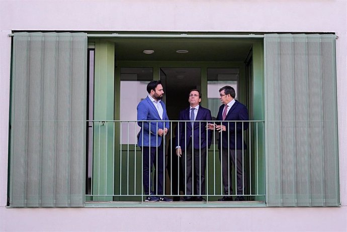 El alcalde de Madrid, José Luis Martínez-Almeida, visita las viviendas de Nuestra Señora de los Ángeles 14, en el ecobarrio de Puente de Vallecas