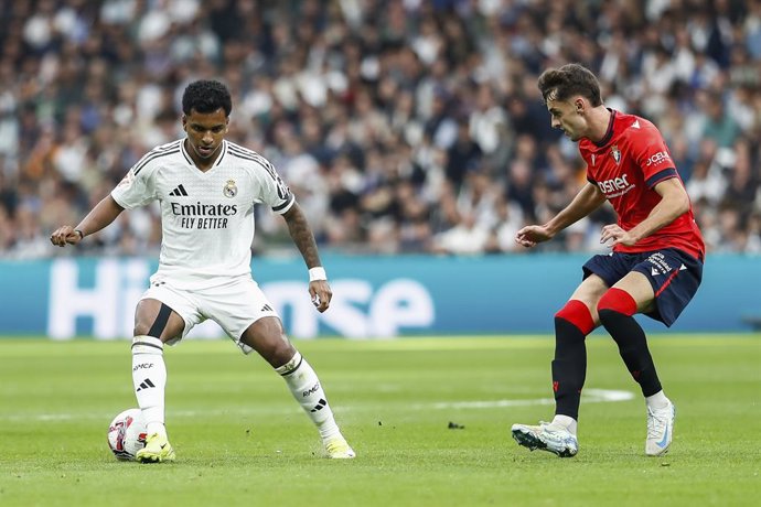 Rodrygo Goes of Real Madrid and Aimar Oroz of CA Osasuna in action during the Spanish League, LaLiga EA Sports, football match played between Real Madrid and CA Osasuna at Santiago Bernabeu stadium on November 9, 2024, in Madrid, Spain.