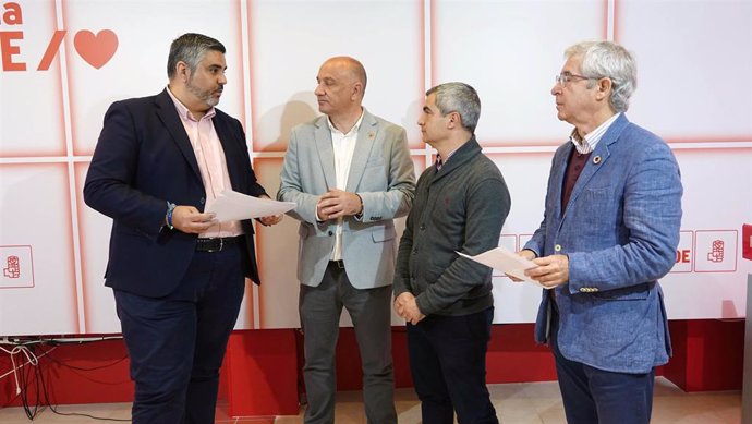 El portavoz del PSOE en la institución provincial, Josele González, ha presentado esta campaña en Ronda junto al alcalde de Genalguacil, Miguel Ángel Herrera, y el portavoz socialista en el municipio, Francisco Cañestro.