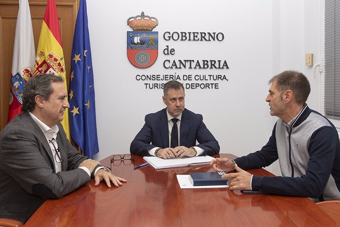 El Consejero De Cultura, Turismo, Deporte, Luis Martínez Abad, Se Reúne Con El Presidente De CEOE, Enrique Conde