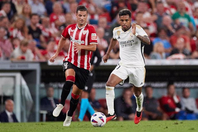 Archivo - Rodrygo Goes y Gorka Guruzeta pugnan por un balón en el Athletic Club-Real Madrid de LaLiga EA Sports 23-24