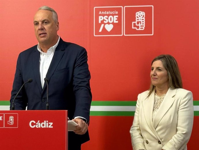 Juan Carlos Ruiz Boix con Irene García en rueda de prensa.