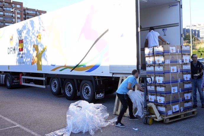 El COE envía agua, mascarillas, botas y bolsas de deporte para los damnificados por la DANA en Valencia.