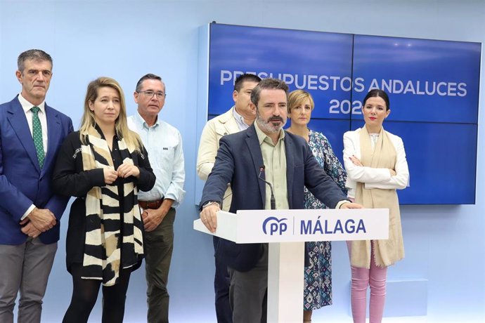 El secretario general del PP de Málaga, José Ramón Carmona, en rueda de prensa.