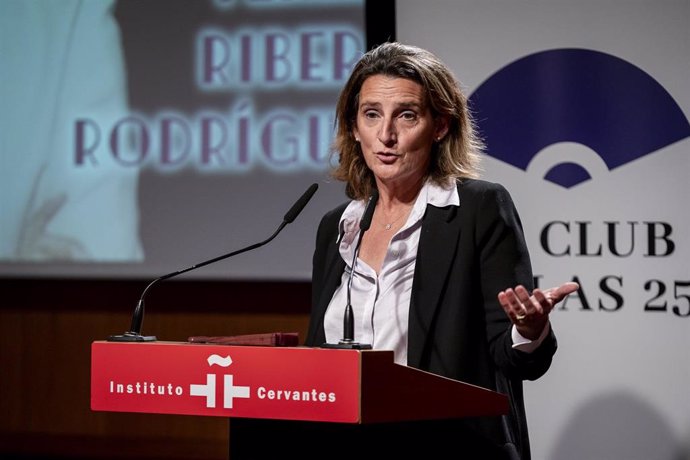 La vicepresidenta tercera y ministra para la Transición Ecológica y el Reto Demográfico, Teresa Ribera, interviene durante la XXVII edición de los 'Premios Club de las 25', en el Instituto Cervantes, a 24 de octubre de 2024, en Madrid (España).  