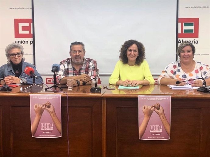 En el centro, el secretario provincial de CCOO en Almería, Antonio Valdivieso, y la secretaria general de CCOO-A, Nuria López.