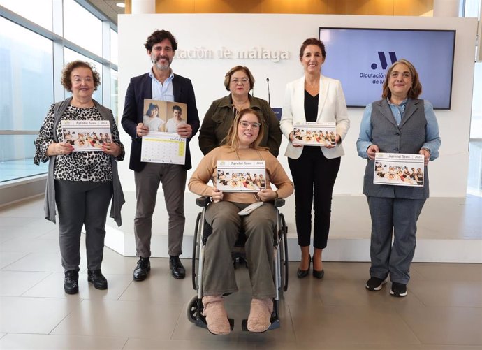 La Vicepresidenta Provincial De Ciudadanía Y Equilibrio Territorial, Antonia Ledesma, Presenta Los Calendarios De La Asociación Aprodal.