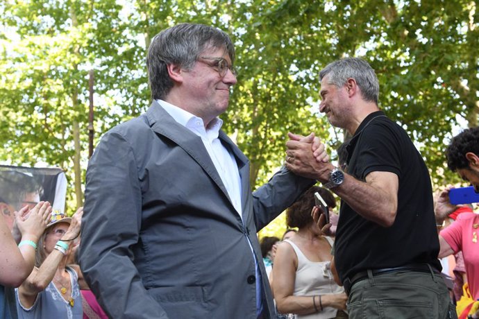 Archivo - Arxivo - L'ex-president de la Generalitat de Catalunya, Carles Puigdemont (i), durant l'acte de celebració del quart aniversari de la fundació de Junts