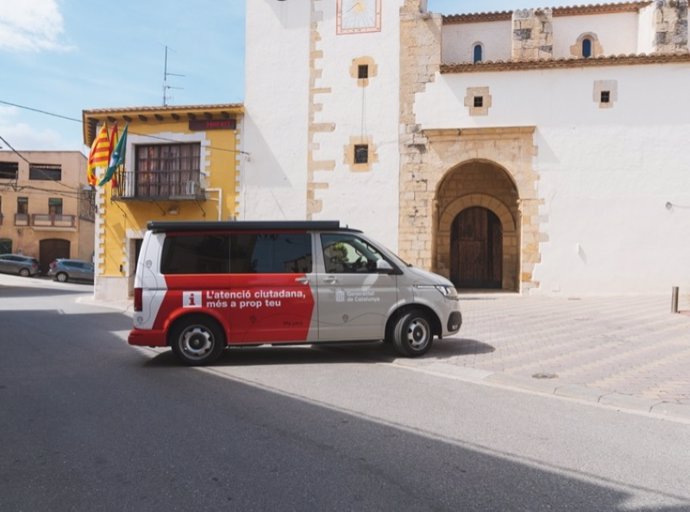 La Oficina de Atención Ciudadana (OAC) móvil de la Generalitat, en una plaza