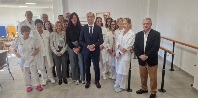 El consejero de Sanidad, José Luis Bancalero, inaugura el Hospital de Día Geriátrico de Huesca, que atenderá a hasta 45 pacientes por semana.