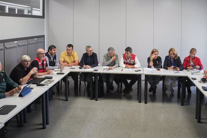 El ministro del Interior, Fernando Grande-Marlaska (5d),  y el presidente de la Generalitat valenciana, Carlos Mazón (4d), durante la reunión del Centro de Coordinación Operativo Integrado (CECOPI) del 1 de noviembre