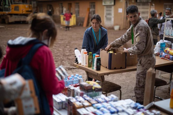 Reparto de comida, bebida y productos de limpieza en la zona de la DANA.