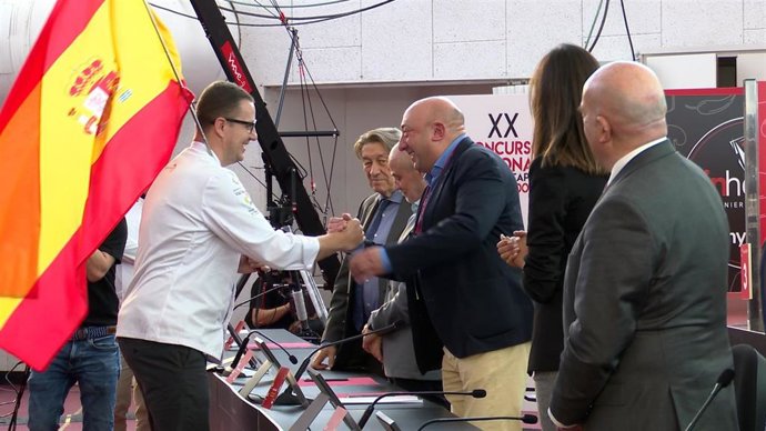 El presidente de la Asociación de Empresarios de Hostelería de Valladolid, Jaime Fernández Lafuente, saluda al participante español en el Campeonato Mundial de Tapas en presencia de otras autoridades.