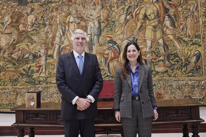 La presidenta del Parlamento Vasco recibe al embajador de Portugal