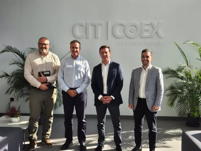 El presidente de la Diputación de Almería, Javier Aureliano García, visita las instalaciones de Coexphal.