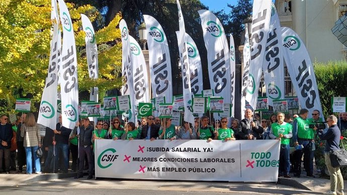 Protesta de CSIF ante la Subdelegación del Gobierno en Granada con su presidente autonómico en Andalucía, Germán Girela