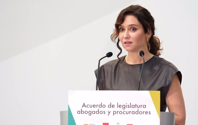 La presidenta de la Comunidad, Isabel Díaz Ayuso, ha firmado un acuerdo con los colegios oficiales de la Abogacía de Madrid, de Abogados de Alcalá de Henares y de Procuradores de Madrid para reforzar la asistencia jurídica gratuita y el turno de oficio