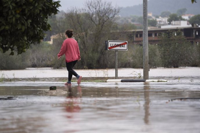 Una dona passeja per la zona afectada a Llombai