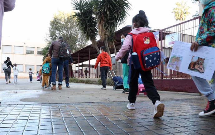 Imagen de niños reincorporándose al colegio en la zona afectada por al DANA en Valencia