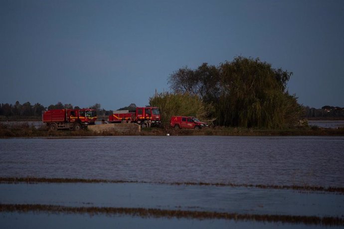 Varias furgonetas del equipo de rescate trabajan en La Albufera, a 10 de noviembre de 2024, en Valencia, Comunidad Valenciana (España). 