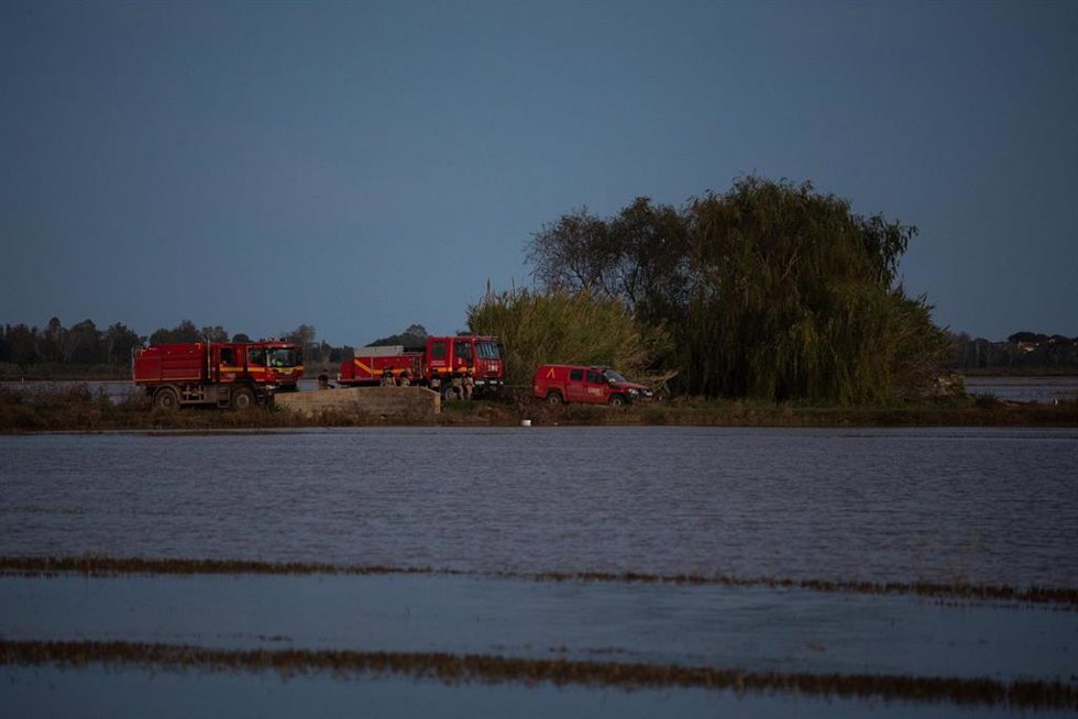 Varias furgonetas del equipo de rescate trabajan en La Albufera, a 10 de noviembre de 2024, en Valencia, Comunidad Valenciana (España).