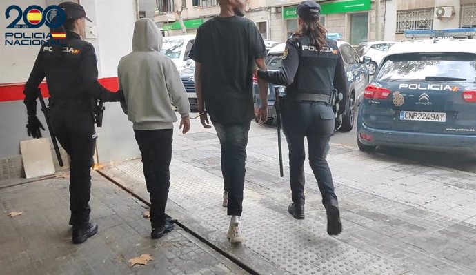 Dos agentes de Policía Nacional con dos de los detenidos por secuestro en Palma.