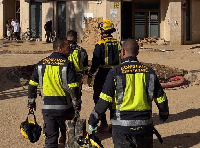 La dirección de la emergencia en el sector 4 Alfafar-Massanassa, de la que depende el dispositivo canario, ha hecho llegar en varias ocasiones al contingente desplazado por el Gobierno de Canarias sus felicitaciones por su "gran" trabajo