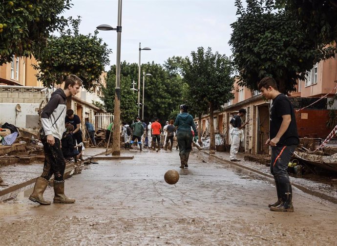 Dos chicos juegan al fútbol en Alfafar, a 8 de noviembre de 2024, en Valencia, Comunidad Valenciana (España).