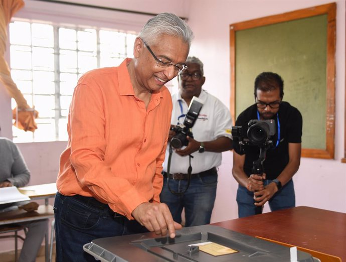 El primer ministro de Mauricio, Pravind Jugnauth,  vota en Vacoas-Phoenix durante las elecciones parlamentarias de noviembre de 2024 (archivo)