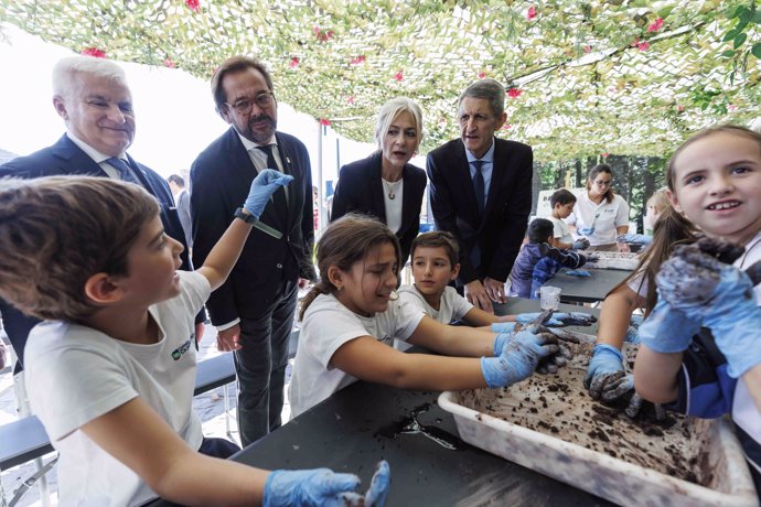 La consejera de Cultura, Patricia del Pozo, y el presidente de Fundación Unicaja, José M. Domínguez, en el centro en la foto, atienden las explicaciones de los escolares