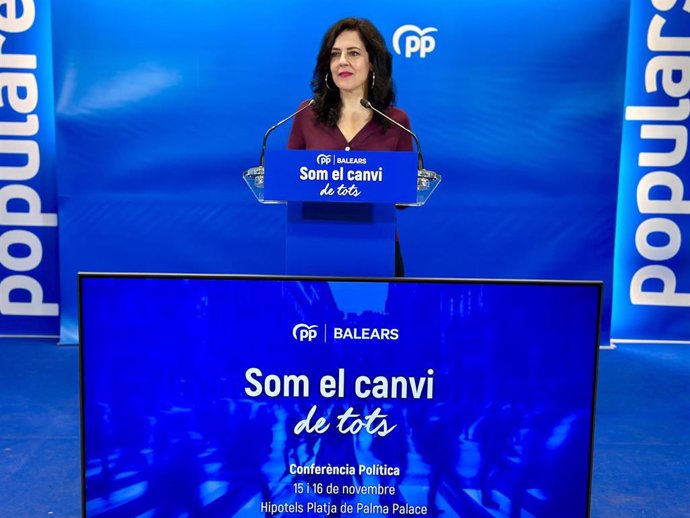 La secretaria general del PP de Baleares, Sandra Fernández, en rueda de prensa