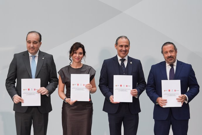 La presidenta de la Comunidad, Isabel Díaz Ayuso, ha firmado un acuerdo con los colegios oficiales de la Abogacía de Madrid, de Abogados de Alcalá de Henares y de Procuradores de Madrid para reforzar la asistencia jurídica gratuita y el turno de oficio