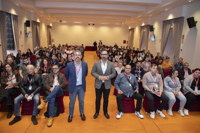 Antonio Ruiz y Félix Romero (centro, de pie), en la inauguración de las Jornadas de Empleabilidad de la Fundación Don Bosco.