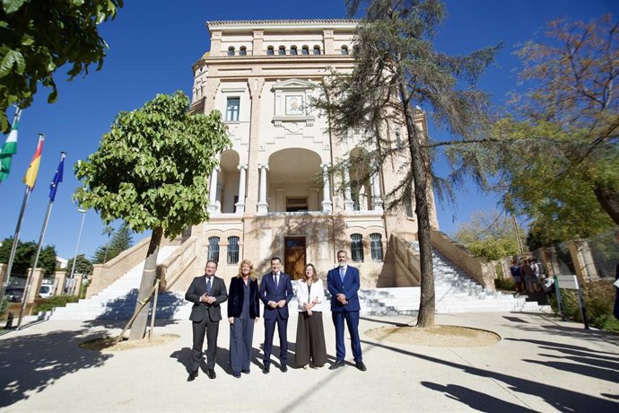 El presidente de la Junta de Andalucía, Juanma Moreno, en la inauguración de la reforma del Instituto de Enseñanza Secundaria La Rábida, en Huelva.