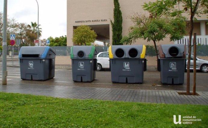 Archivo - Contenedores de Sadeco, empresa de recogida de residuos en Córdoba.