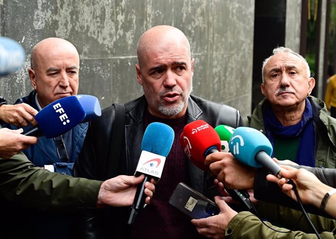 El secretario general de CCOO, Unai Sordo,  junto con el secretario general de UGT, Pepe Álvarez, en Bilbao.