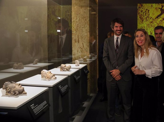 (I-D) El ministro de Cultura, Ernest Urtasun y la presidenta de la Junta de Extremadura, María Guardiola, durante la inauguración de la Sala de Novedades Arqueológicas del MAN con la exposición 'Rostros del Turuñuelo' a 11 de noviembre de 2024