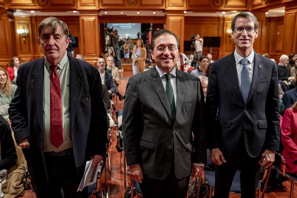 (I-D)El director del instituto Cervantes, Luis García Montero, el ministro de asuntos Exteriores, Unión Europea y Cooperación, José Manuel Albares, y el presidente de La Rioja, Gonzalo Capellán, durante la inauguración del pleno del Observatorio Global