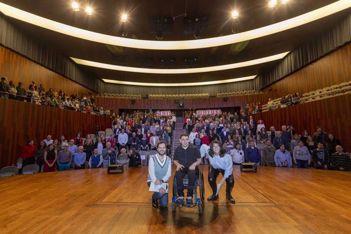 Fotografía de familia del acto anual de Apropa Cultura, conducido por el periodista Adrià Basc, el actor Marc Buxaderas y la colaboradora de TEBVist Maria Arenas