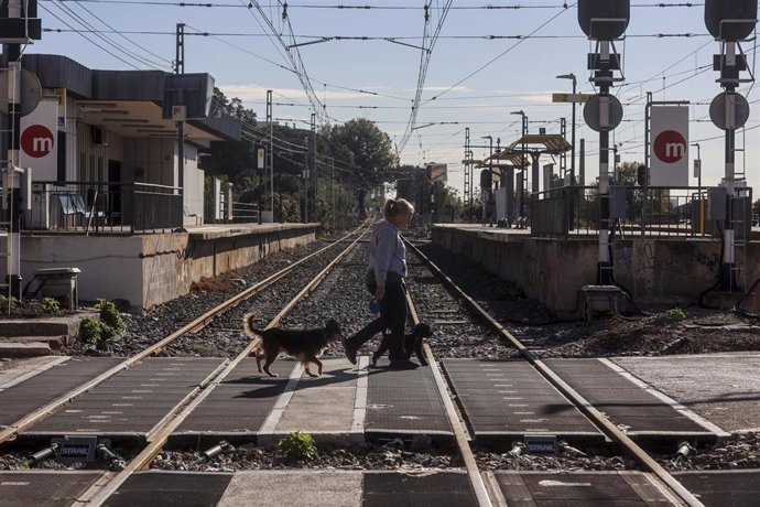 Un hombre pasa por las vías del Metro a su paso por Paterna al estar sin funcionamiento por el paso de la DANA,  a 11 de noviembre de 2024, en Paterna, Valencia