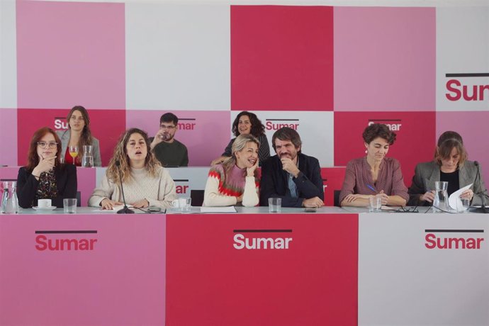 La secretaria de Comunicación de Sumar, Elizabeth Duval (i), la secretaria de Organización de Sumar, Lara Hernández (2i), la vicepresidenta segunda y ministra de Trabajo y Economía Social y exlíder de Sumar, Yolanda Díaz (3i), y el portavoz de Sumar y min