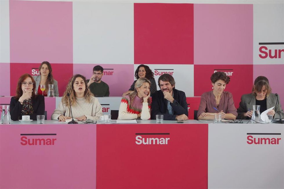 La secretaria de Comunicación de Sumar, Elizabeth Duval (i), la secretaria de Organización de Sumar, Lara Hernández (2i), la vicepresidenta segunda y ministra de Trabajo y Economía Social y exlíder de Sumar, Yolanda Díaz (3i), y el portavoz de Sumar y m