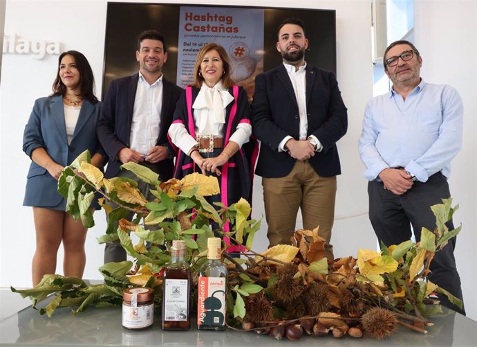 El vicepresidente de Infraestructuras y Territorio Sostenible de la Diputación, Cristóbal Ortega, junto a la delegada de Turismo, Cultura y Deporte de la Junta, Gemma del Corral; el alcalde de Jubrique, Alberto Benítez, y David Verdú de confitería Daver.