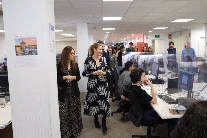 La consejera de Familia, Juventud y Asuntos Sociales, Ana Dávila, durante su visita de este lunes a uno de los centros coordinadores del servicio de teleasistencia para personas en situación de dependencia, el 11 de noviembre de 2024, en Madrid.