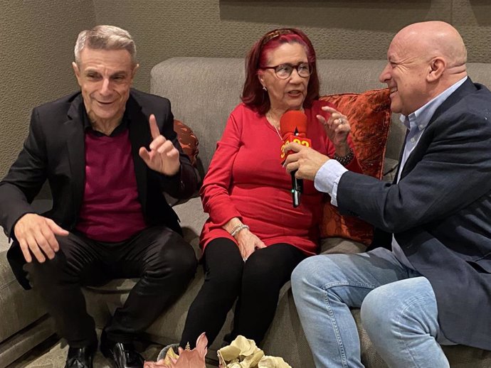 Los periodistas Enrique Riobóo y Rafa Vega entregan la medalla 'Personas' de Canal 33 TV a la cantaora 'Perlita de Huelva'.