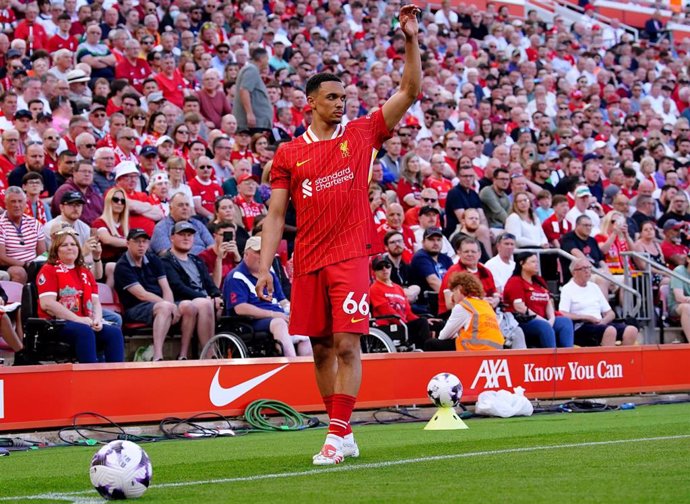 Archivo - El futbolista del Liverpool Trent Alexander-Arnold saca un córner en un partido de la Premier League. 