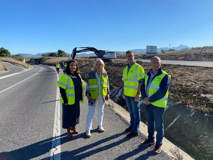 Mercedes Colombo y Carmen Sánchez en las obras de emergencia de la A-384 en Villamartín.