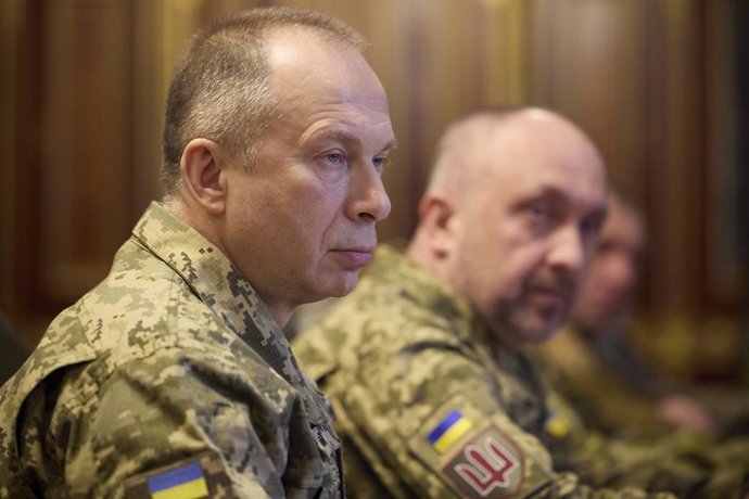 Archivo - February 10, 2024, Kiev, Ukraine: Ukrainian Commander of the Ukraine Armed Forces Oleksandr Syrskyi, left, listens to President Volodymyr Zelenskyy during a meeting with his new military leadership team at the Mariinsky Palace, February 10, 2024