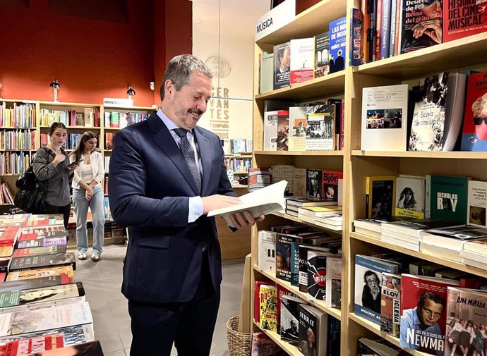 El consejero de Cultura, Turismo y Deporte, Mariano de Paco Serrano, visita uno de los establecimientos de libros que participa del acuerdo por el que la Comunidad de Madrid renovará su catálogo de títulos para bibliotecas públicas